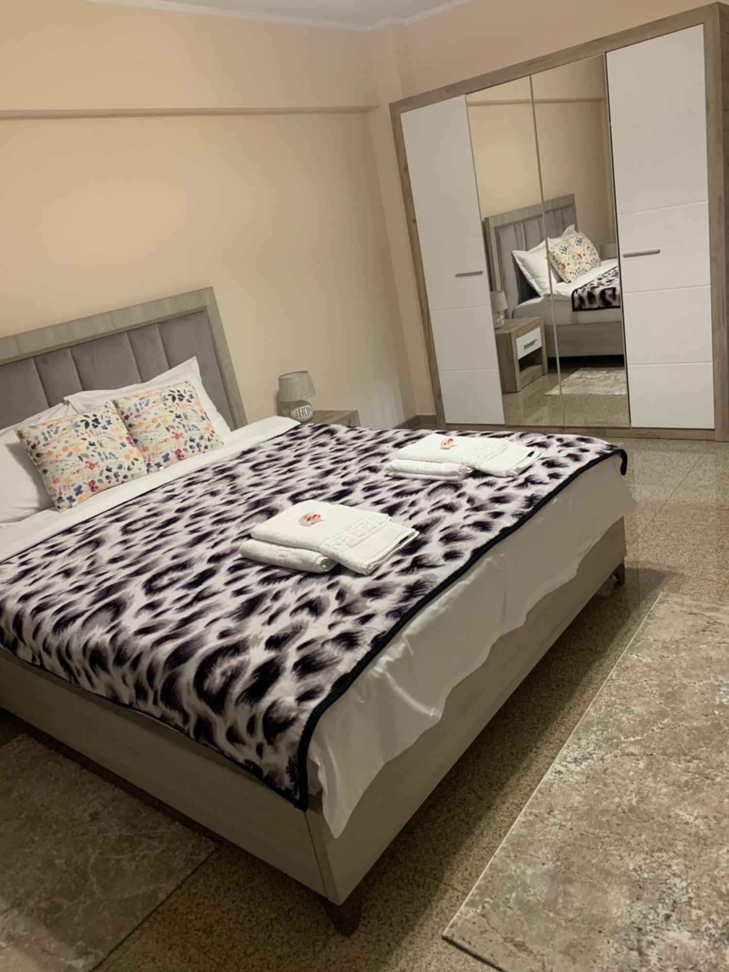 Minerva Ultracentral Apartment Крайова Екстериор снимка
